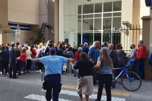 Previa al paro bancario: largas filas de los jubilados para poder cobrar