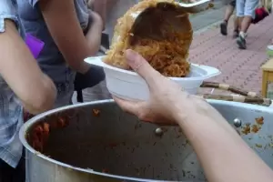 Habilitan puestos de distribucin de comida gratuita para peregrinos