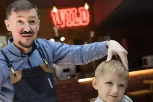 Barbero le corta el pelo gratis a nios ucranianos que se encuentran refugiados en Barcelona