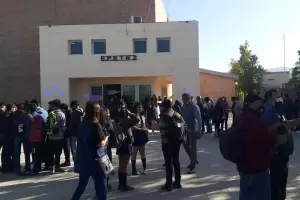 Padres y alumnos tomaron la E.P.E.T n2 y cortan avenida en protesta a las sanciones