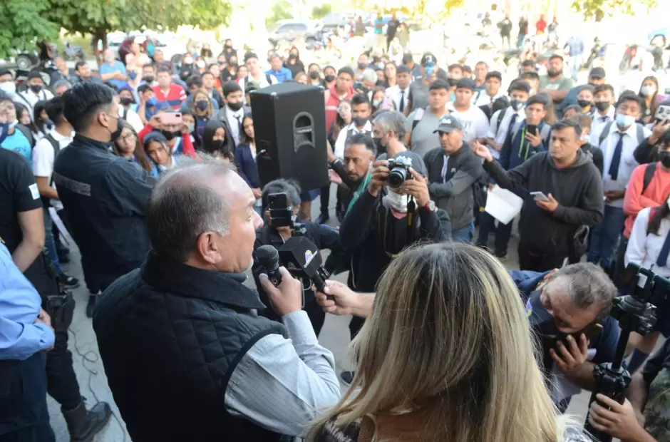 La ministra Centurin y Moreno al finalizar la reunin en la EPET n 2