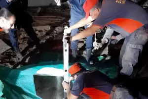 Un nio cay en una fosa de diez metros