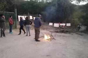 Padres tomaron la Escuela Rural n 6 de Villa Vil