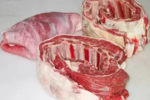 Un municipio entrega 3 kilos de asado como "bono" a empleados