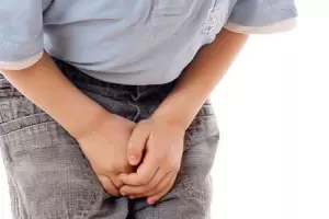 Una maestra le neg ir al bao a un nio y lo castig: el chico se hizo pis encima