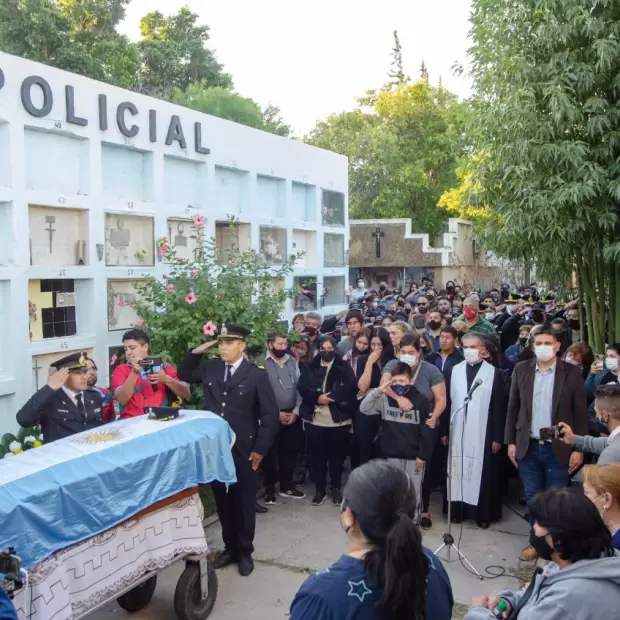 Despiden los restos del policía asesinado en Valle Chico