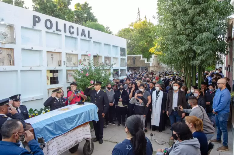 Despiden los restos del polica asesinado en Valle Chico