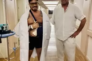 Daniel Scioli visit a Federico Bal en la clnica y le entreg un particular regalo