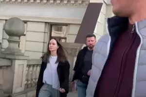 Angelina Jolie tuvo que refugiarse tras sonar las sirenas antiareas en Ucrania