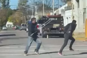 Milagro?: mendigaba en una esquina con muletas pero sali corriendo en una pelea