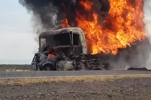 Se cruzaron de carril, chocaron un camin cargado de combustible y murieron calcinados