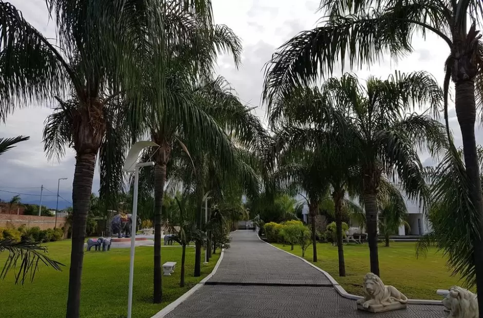 Parque de ingreso al Complejo Esmeralda.