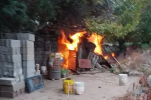 Un voraz incendio consumi una precaria vivienda en Callejn Hondo