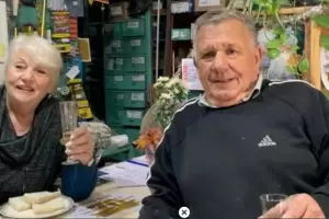 Una ferretera cumpli 70 aos y su duea festej invitando champagne a los vecinos