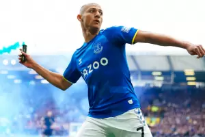 El brasileo Richarlison festej su gol ante Chelsea tomando una bengala y podra ser sancionado