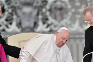 Le ordenan al Papa diez das de reposo total y le infiltran la rodilla derecha