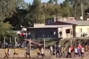 Brutal pelea en un partido: Pelearon ambos equipos y un adolescente de 16 aos termin gravemente lesionado