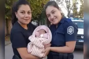 Dos policas rescataron a una beb recin nacida que abandonaron en una garita de gas