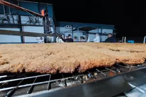 Cocinarn la milanesa ms grande del mundo: ser de 4 metros por 3 y comern 1.500 personas
