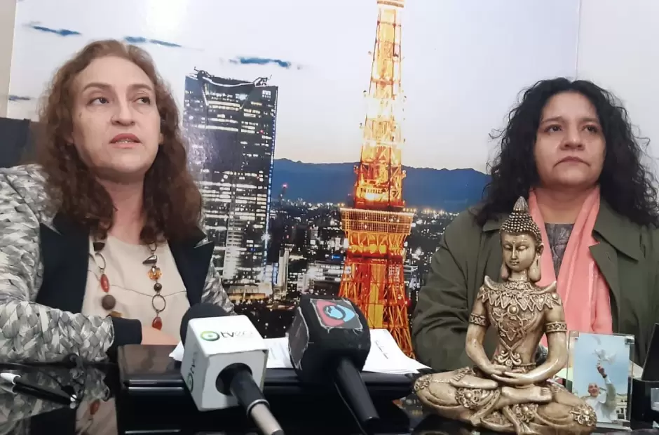 Dra. Silvia Barrientos y la madre de la vctima.