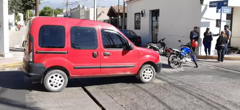 accidente kangoo moto 2
