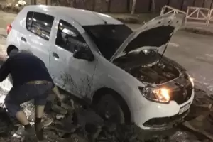 Ins�lito: Manej� m�s de media cuadra por el asfalto fresco y qued� atascado