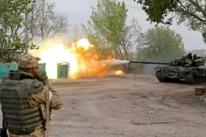 Acusan a las fuerzas rusas de disparar durante evacuacin de civiles de acera Azovstal