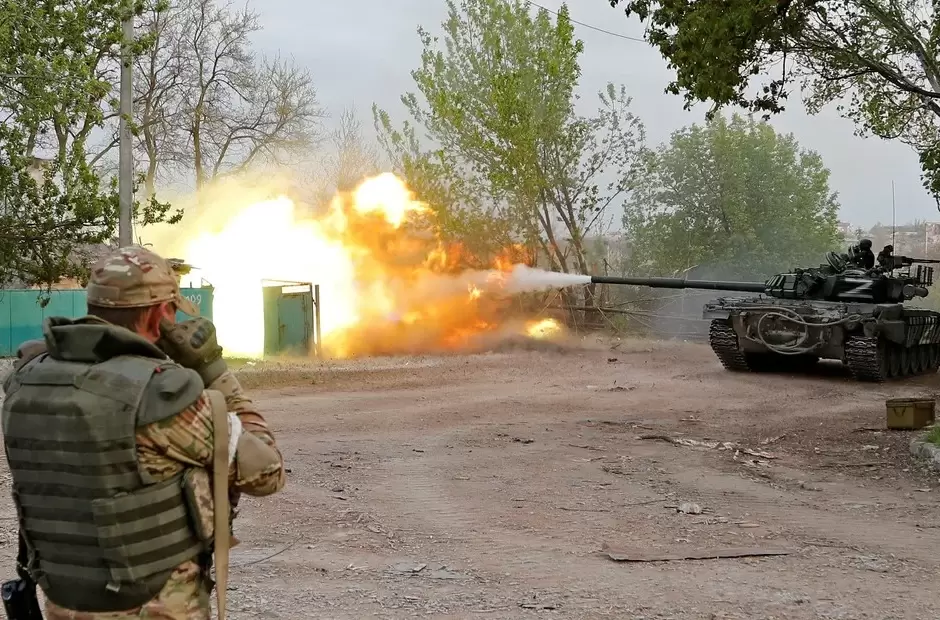 Prorrusos disparan desde un tanque a la planta de acero Azov