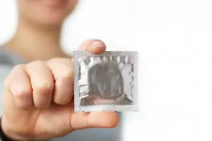 Condenaron a una mujer por agresin sexual: Pinch los preservativos de su pareja para quedar embarazada