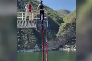 Un hombre que haca Bungee Jumping salt de un puente y se le cort la soga