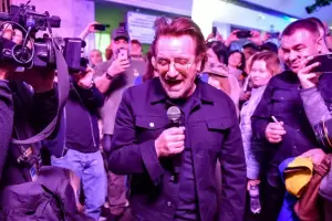 Sorpresa de U2 en Ucrania: Bono y The Edge dieron un show en una estacin de subte de Kiev