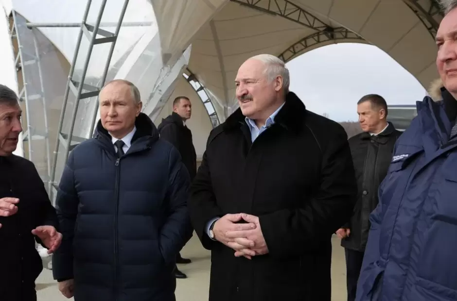 Dmitry Rogozin junto a los presidentes de Rusia y Belars, Putin y Lukashenko