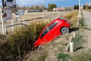 Neuqun: cay con su auto a una zanja y rompi el rcord mundial de alcoholemia