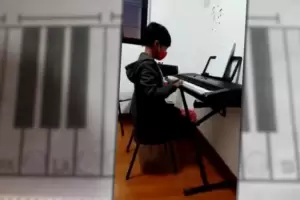 Toca un piano de papel y su ta lanz una campaa en las redes sociales para comprarle uno de verdad
