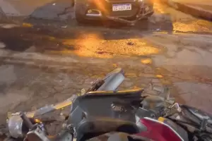 Choc contra un auto y fue a parar al hospital