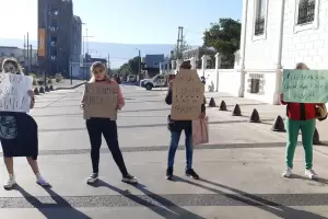 Conflicto de feriantes: comerciantes excluidos del convenio, reclaman frente al Palacio Municipal