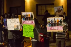 Ahorristas se manifestaron con bocinazos y acampe frente a la casa de Edgar Bacchiani