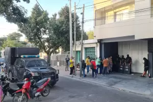 Tensin en Stratton Sierra: Ahorristas fueron a cobrar y cortaron la calle