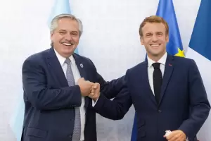 En Francia, Fernndez tiene el foco en Macron y en un basta de hablar de la interna
