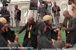 Inslito: Le pidi matrimonio a su pareja en el funeral del padre