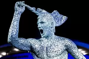 La divertida reaccin del Kun al descubrir la imponente estatua que le dedic Manchester City