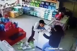 Video: Una comerciante detuvo a los golpes a un delincuente que intent asaltarla