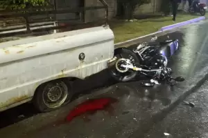 Adolescente grave al chocar la moto contra una camioneta estacionada