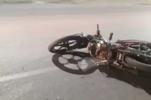 Choc una moto y se dio a la fuga