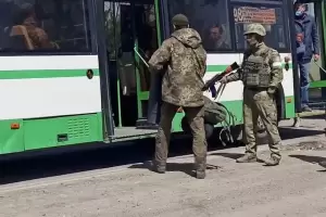 Los ucranianos que resistan en Mariupol se rinden y ahora enfrentan un destino incierto