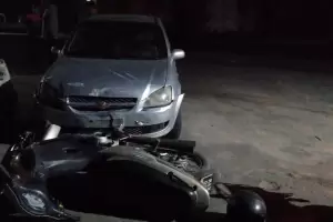 Terrible choque entre una moto y un auto en Valle Viejo