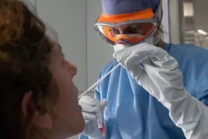 Los contagios cayeron por segunda semana consecutiva, pero las muertes subieron