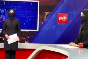Los talibanes ordenaron a las presentadoras de TV taparse la cara y sus compaeros protestaron