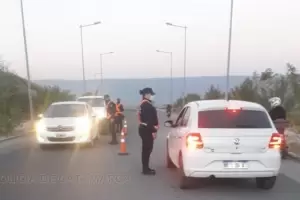 Violento: tena el carn vencido y golpe a los policas