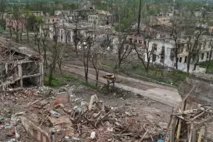 Encuentran 200 cadveres entre los escombros de un edifico en Mariupol